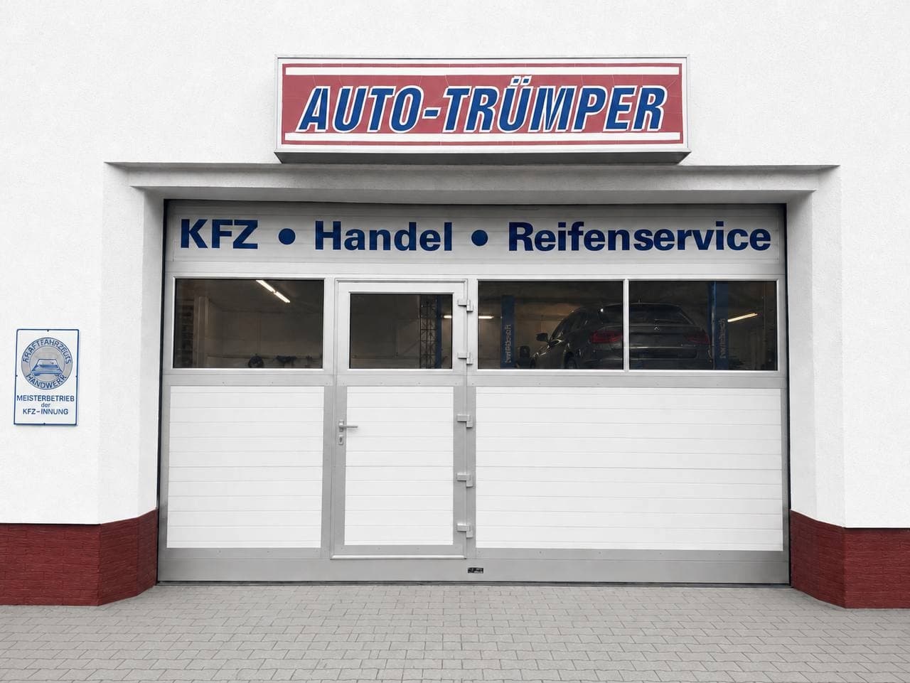 Werkstatttor von Auto Trümper in Uder